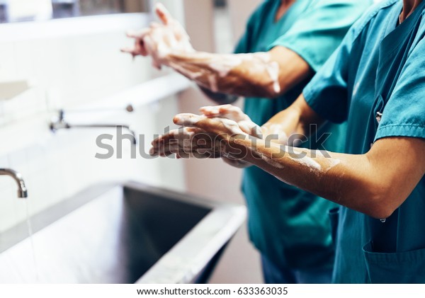 手術前に手を洗う外科医が2人いる 病院のコンセプト の写真素材 今すぐ編集