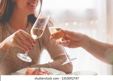 Couple toasting campagne flutes - Powered by Shutterstock