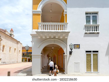 Couple Of Tourists Visit The Emblematic Places Of The Plaza De Bolívar In Cartagena.