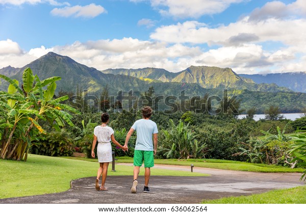 Un Par De Turistas Caminando En Foto De Stock Editar Ahora