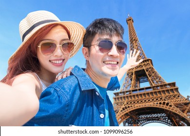 Couple Travel To Paris And Selfie Happily 