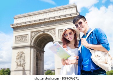 Couple Travel To Paris And Take Map With Arc De Triomphe