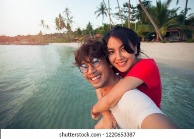 Couple traveler asian selfie on the beach.