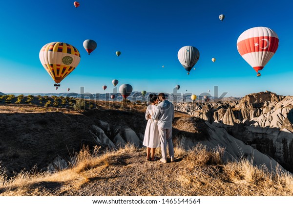 夫婦は世界を旅する 新婚旅行 休暇中の夫婦 カッパドキアの観光客 男と女はトルコで休んでいる 日の出のときに飛ぶ風船 ワールドツアー 風船の中の男女 の写真素材 今すぐ編集