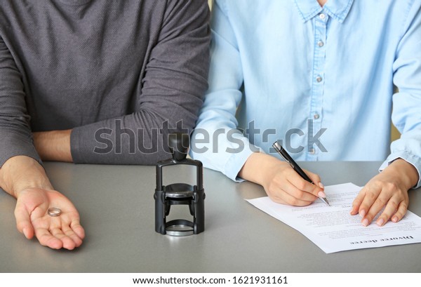 Couple visiting divorce\
lawyer in office