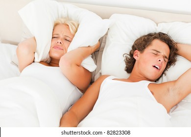 Paar, die in ihrem Schlafzimmer aufwachen