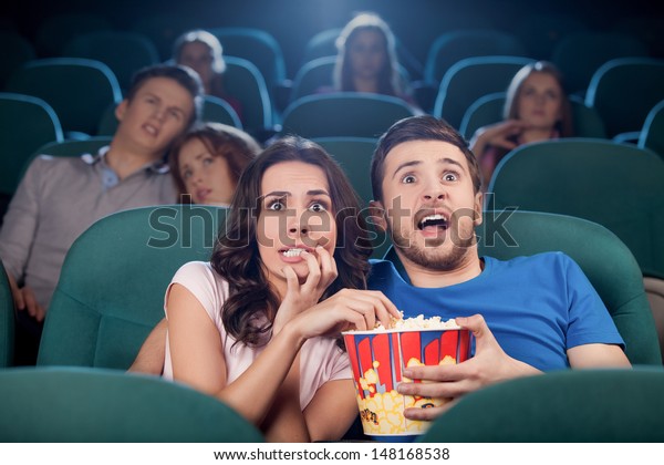 Pareja Viendo Una Pelicula De Terror Foto De Stock Editar Ahora