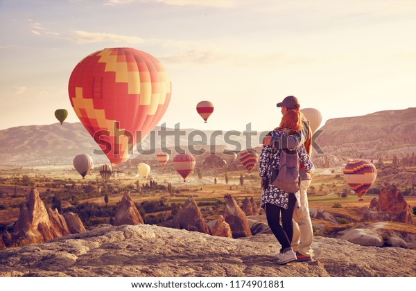 Cuplu Uitam Baloane Cu Aer Cald Fotografie De Stoc EditeazÄƒ Acum 1174901881