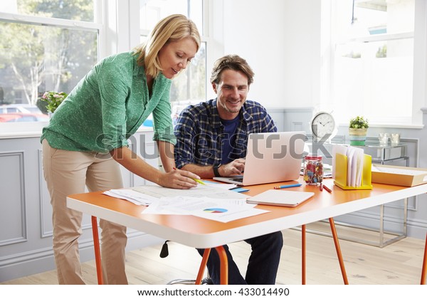 Couple Working Together Desk Home Office Stockfoto Jetzt