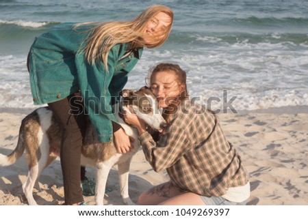 Junge Frau mit blondem Labrador am Ostseestrand