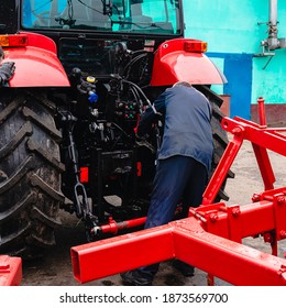 Coupling System Tractor For Agricultural Machinery, Hitching Device Of An Agricultural Tractor