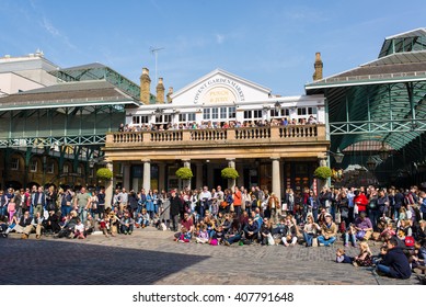 153 People watching street busker Images, Stock Photos & Vectors ...