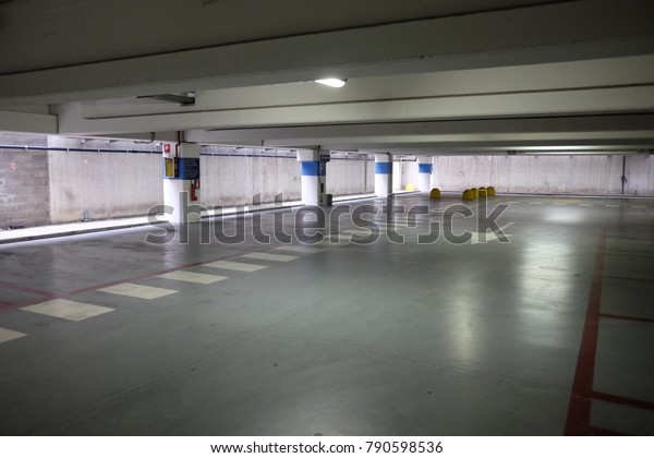 covered parking empty\
mall