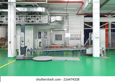 Coveyor belt and stretch wrapping machine in distribution warehouse