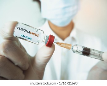 COVID 19 Vaccine Shot. Doctor Holding Coronavirus Vaccine Tube And Syringe Preventing Variants Of COVID-19,  Omicron, Delta, 2019-ncov Spreading From China. Concept Of Medicine And Healthcare