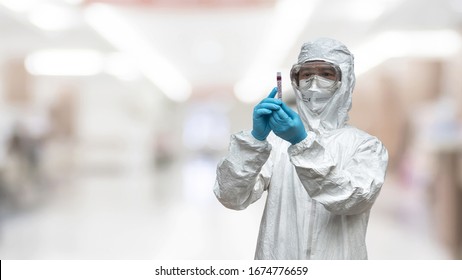 COVID-19, Corona Virus oder Novel Coronavirus Epidemic Disease mit Arzt oder Labortechniker in der PPE Personal Protective Equipment Holding Blut-Tube Test im Krankenhaus