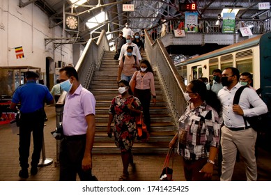 Covid19 (Corona Virus) Sri Lanka, 26th May 2020 - Commuters At The Colombo Fort Railway Station - Pic By Ruwan Walpola