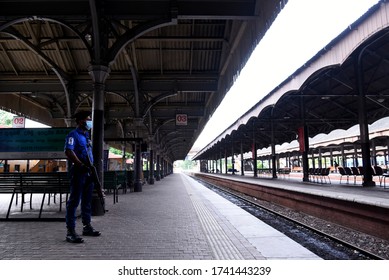 Covid19 (Corona Virus) Sri Lanka, 26th May 2020 – Sri Lankan Security Person At The Colombo Fort Railway Station - Pic By Ruwan Walpola