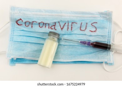 COVID-19 Coronavirus Ampulle mit einem Impfstoff, infiziertes Blut in der Spritze, medizinische Maske. Gefährliche Krankheiten und Viren.
