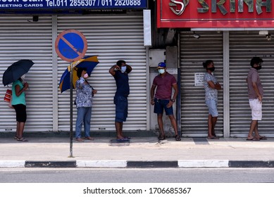 COVID-19 – Coronavirus Sri Lanka - People Wearing Facemasks At Outside A Shop In Colombo, Sri Lanka, 24 March 2020. Pic By Ruwan Walpola