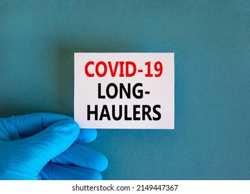 COVID-19 long-haulers covid symptoms symbol. White card with words Covid-19 long-haulers. Doctor hand, blue background, copy space. Medical, COVID-19 long-haulers covid symptoms concept.