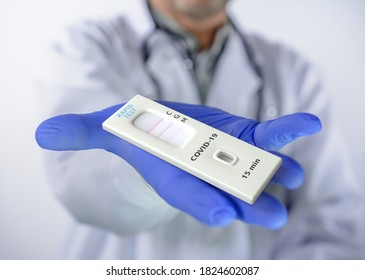 Covid-19 test kit for the detection of IgM / IgG antibodies and immunity in 15 minutes, in hand using a disposable glove.