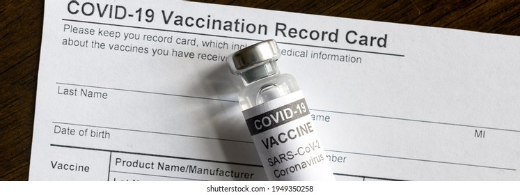 COVID-19 Impfstoffflasche auf der Coronavirus Vaccination Record Card, panoramischer Banner mit Korona-Virus-Impfstoff und Impfzertifikat. Konzept der COVID-Pandemie, Sicherheit und Reisen.