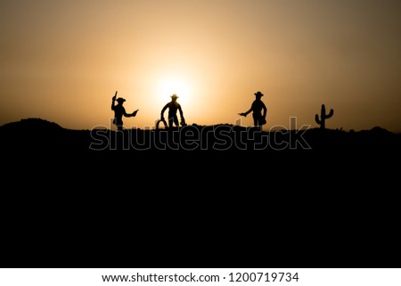 Similar – Vater und Sohn spielen im Park bei Sonnenuntergang Zeit. Menschen, die Spaß im Freien. Konzept der Sommerurlaub und freundliche Familie.