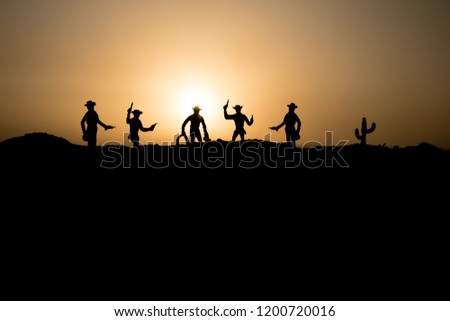 Similar – Vater und Sohn spielen im Park bei Sonnenuntergang Zeit. Menschen, die Spaß im Freien. Konzept der Sommerurlaub und freundliche Familie.