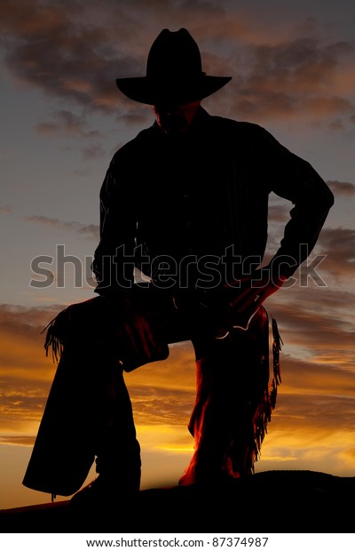 Танец стоять ковбой. Ковбой на закате. Одинокий ковбой. Парень в ковбойской шляпе на закате. Ноги ковбоя.