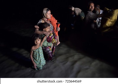 COZ'S BAZAR, BANGLADESH - SEPTEMBER 28, 2017: On A Dark Night Myanmar's Minority Rohingya Muslim Refugees Disembark From A Boat On The Bank Of Naf River At Shah Porir Deep, In Teknaf, Cox's Bazar. 