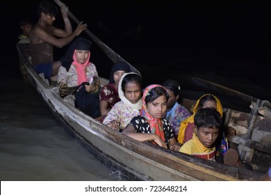 COZ'S BAZAR, BANGLADESH - SEPTEMBER 28, 2017: On A Dark Night Myanmar's Minority Rohingya Muslim Refugees Disembark From A Boat On The Bank Of Naf River At Shah Porir Deep, In Teknaf, Cox's Bazar, 