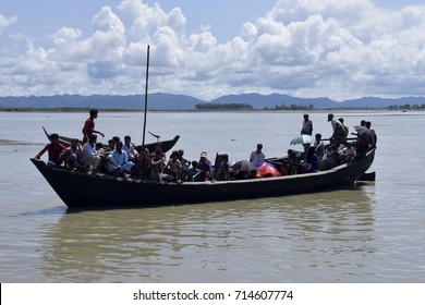 COZ'S BAZER, BANGLADESH - SEPTEMBER 11, 2017: Members Of Myanmar's Muslim Rohingya Minority Boat Through A Broken Water At Shah Porir Deep, At Teknaf In Cox's Bazer, Bangladesh On September, 2017.