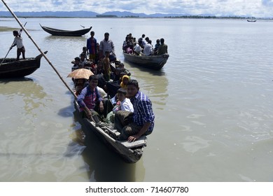 COZ'S BAZER, BANGLADESH - SEPTEMBER 11, 2017: Members Of Myanmar's Muslim Rohingya Minority Boat Through A Broken Water At Shah Porir Deep, At Teknaf In Cox's Bazer, Bangladesh On September, 2017.