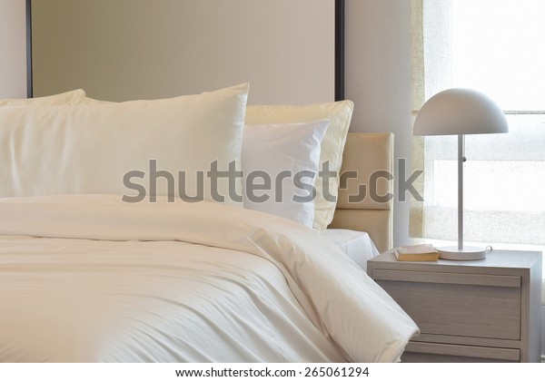 Cozy Bedroom Interior Pillows Reading Lamp Stockfoto Jetzt