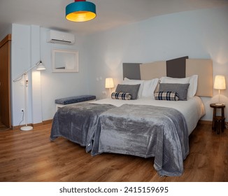 Cozy double bedroom in a contemporary rural hotel, featuring elegant decor and a relaxing atmosphere. Ideal for romantic getaways.