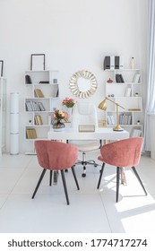 Gemütliches luxuriöses, modernes Interieur-Design eines Studio-Apartments in extra weißen Farben mit modischen teuren Möbeln in minimalistischem Stil. weißer Fliesenboden, Küche, Entspannungsbereich und Arbeitsplatz