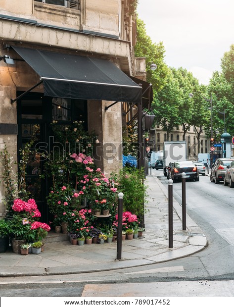 フランスのパリにある 居心地の良い通りと花屋 パリの建築と史跡 パリのはがき の写真素材 今すぐ編集