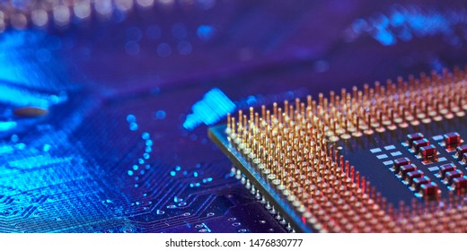 Computadora de CPU con los contactos que se enfrentan en la placa base del PC. el chip se realza con luz azul. Antecedentes tecnológicos