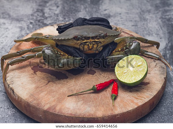 Crab on trencher. Raw\
food.