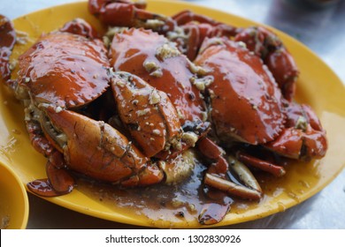Crab with Tamarind Sauce (Cua rang me): It’s crabs deep fried, then stir-fried with a sweet tamarind sauce. It’s a sweet, sour and savory dish. It can be eaten along with lemon, salt and pepper.