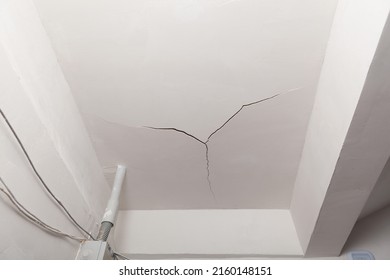 Crack in the ceiling. Surface paint and stucco are damaged. Hack repair, poor painting of ceiling in the entrance. Bad plaster.