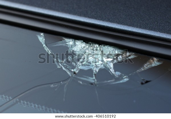 Cracked\
windshield