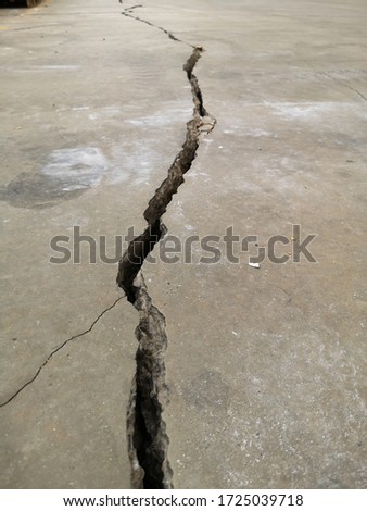 cracking in​ concrete​ floor​ at construction​ site​