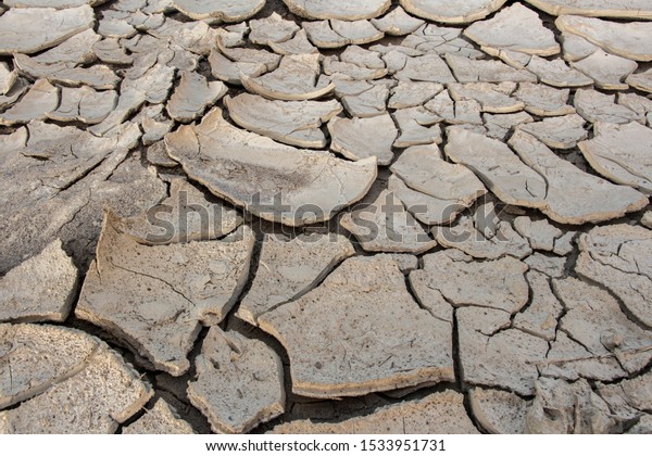 地面の亀裂 深い亀裂 ひび割れた砂漠の風景 熱と干ばつの影響 テクスチャ背景に地球温暖化の影響 の写真素材 今すぐ編集
