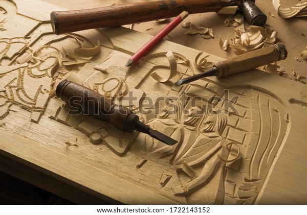 Craftsman\
carving in wood image of the holy\
supper