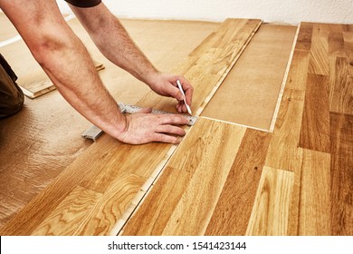 Craftsman Installing Engineered Click System Oak Wood Flooring