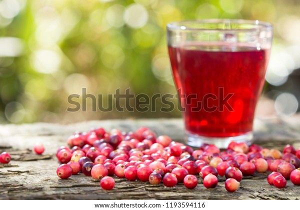 Cranberries and cranberry\
juice in a glass.