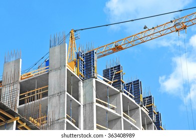 Grúa Y Edificio En Construcción Contra Foto De Stock 1502575583 