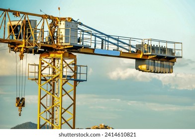 The crane formed by a truss with counterweight for use in constructions that move loads mainly vertically,